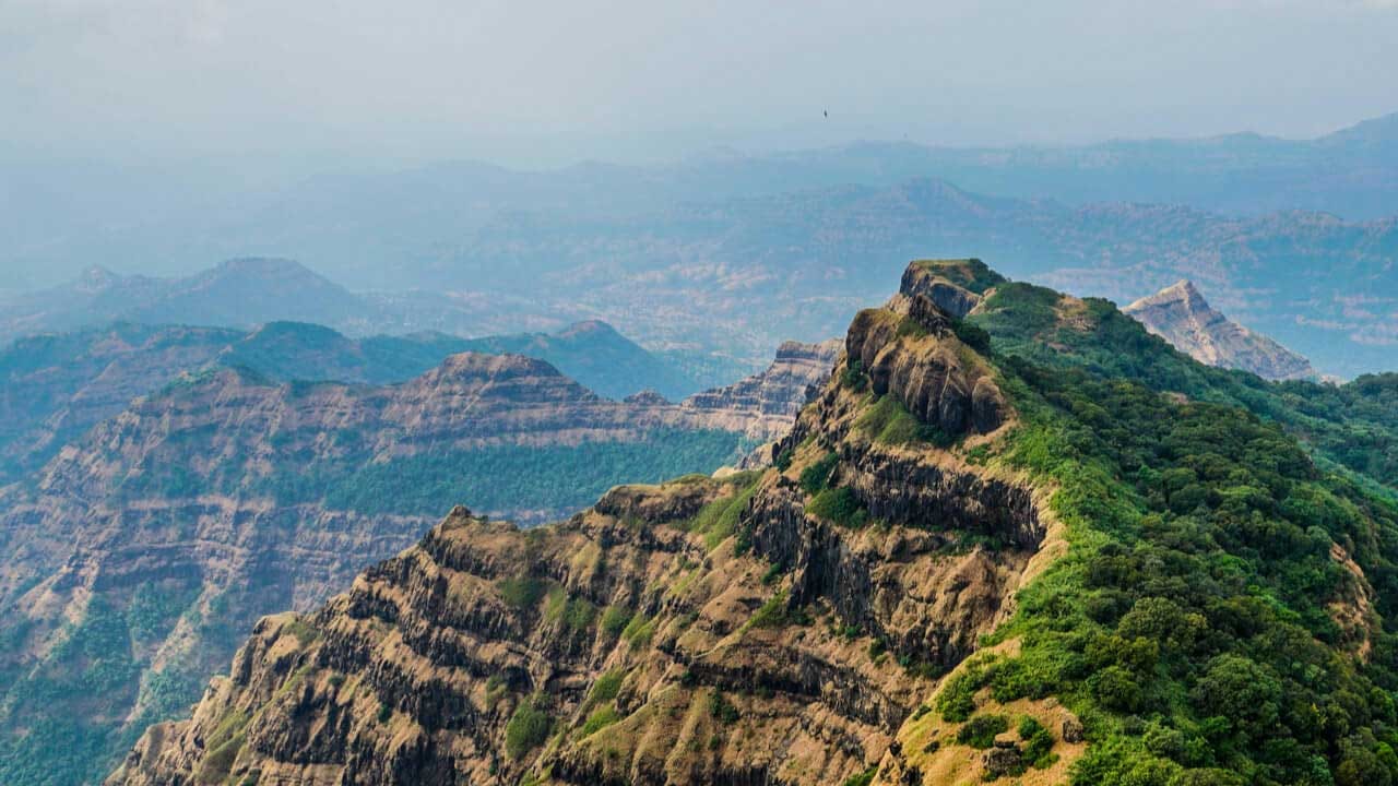 పీర్మేడ్, కేరళ :సూఫీ సన్యాసి పీర్ మొహమ్మద్ పేరు మీద ఉన్నఈ హిల్ స్టేషన్ అంతగా ప్రసిద్ధి చెందలేదు. ఇడుక్కి జిల్లాలోని ఏలకులు, పైన్ అడవులతో సమృద్ధిగా ఉంది. వలసరాజ్యాల బంగ్లాలు, ప్రశాంతమైన తోటలతో, కేరళలోని ప్రసిద్ధ హిల్ స్టేషన్ల నుంచి ప్రశాంతమైన హిల్ స్టేషన్ సందర్శించాలి అనుకునే వారికి ఇది గొప్ప ఎంపిక.