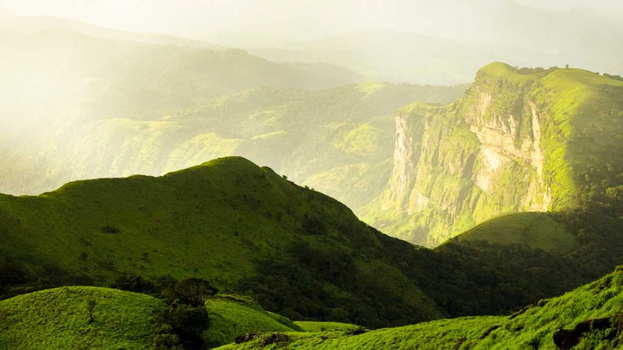 చాలా మంది సమ్మర్ లో బీచ్ కు వెళ్లి ఏంజాయ్ చేయడానికి ఎక్కువ ఇంట్రెస్ట్ చూపుతుంటారు. అయితే అలాంటి వారికి కర్ణాటకలోని గోకర్ణ్ ఒకటి. ఇక్కడి ప్రదేశం అందమైన బీచ్‌లకు నిలయం. ఇక్కడి మహాబలేశ్వర దేవాలయాలు చూడటానికి చాలా బాగుంటాయి.