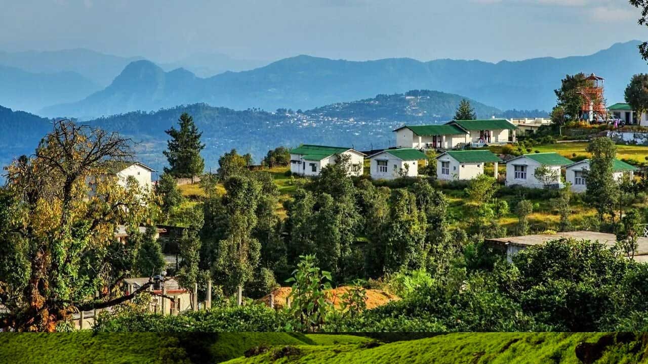 చాలా మందికి తెలియని బెస్ట్ టూరిజం ప్లేస్ స్పితి వ్యాలీ. ఇది హిమాచల్ ప్రదేశ్‌లో ఉంది. ఇక్కడ పురాతన మఠాలు, ఎత్తైనకొండ దారులు,ప్రకృతి అదాల మైమరపిస్తాయి. మోడ్రన్ లైఫ్ స్టైలికి దూరంగా, సాంపదాయబద్ధంగా ఉండే ఈ గ్రామాలు పర్యాటకులనుఎంతగానో ఆకర్షిస్తాయి.