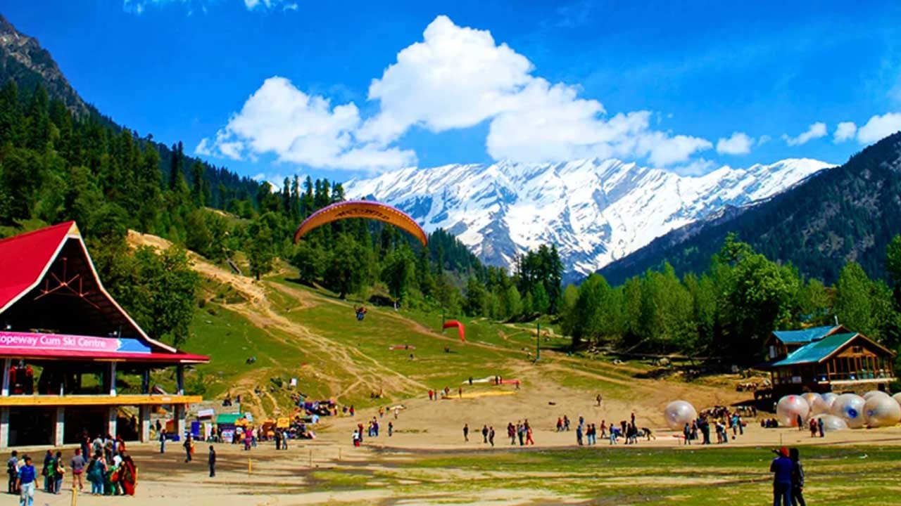 బెస్ట్ ట్రావెలింగ్ ప్లేసెస్‌లో మజులి ఒకటి. ఇది అస్సాం రాష్ట్రంలోని బ్రహ్మపుత్ర నదిలో ఉన్న ప్రపంచంలోనే అతి పెద్ద నదీ ద్వీపం. ఇక్కడి ప్రకృతి, అందమైన సరస్సులు, లోయలు, ఎత్తైన కొండ పర్వతాలు పర్యాటకులను ఎంతగానో ఆకర్షిస్తాయి.