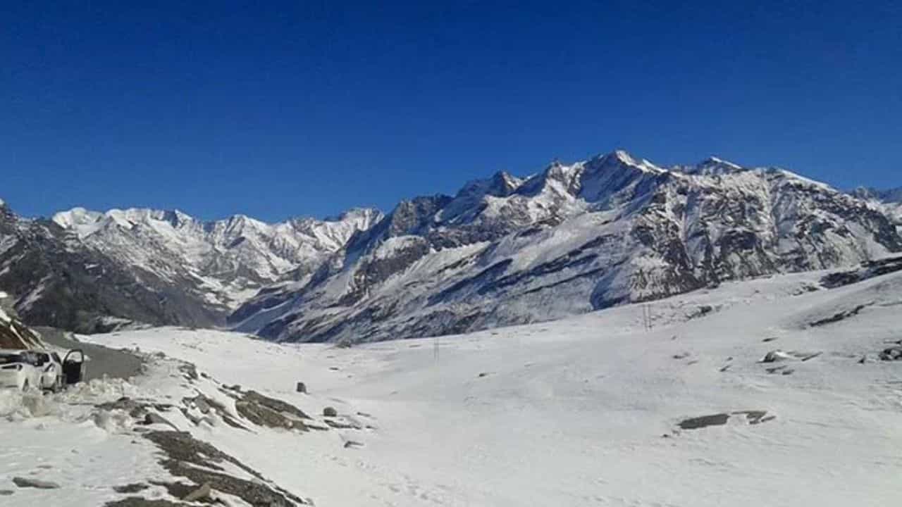 రోహ్తాంగ్ పాస్ (Himachal Pradesh Rohtang Pass).. రోహ్తాంగ్ పాస్ 3,978 మీటర్ల (13,051 అడుగులు) ఎత్తులో ఉంది. ఇది మనాలి, లేహ్ మధ్య కీలకమైన మార్గం. ఇక్కడ సవాలుతో కూడిన వాతావరణ పరిస్థితులు ఉంటాయి. తరచుగా మంచు కూలిపోవడం జరుగుతుంది. వంకర రహదారులు, కొండచరియలు విరిగిపడడం వల్ల ఈ మార్గం అత్యంత ప్రమాదకరంగా మారుతుంది. ఇక్కడ ఎత్తు ఎక్కువగా ఉండడం వల్ల శ్వాస తీసుకోవడంలో ఇబ్బందులు ఏర్పడతాయి.