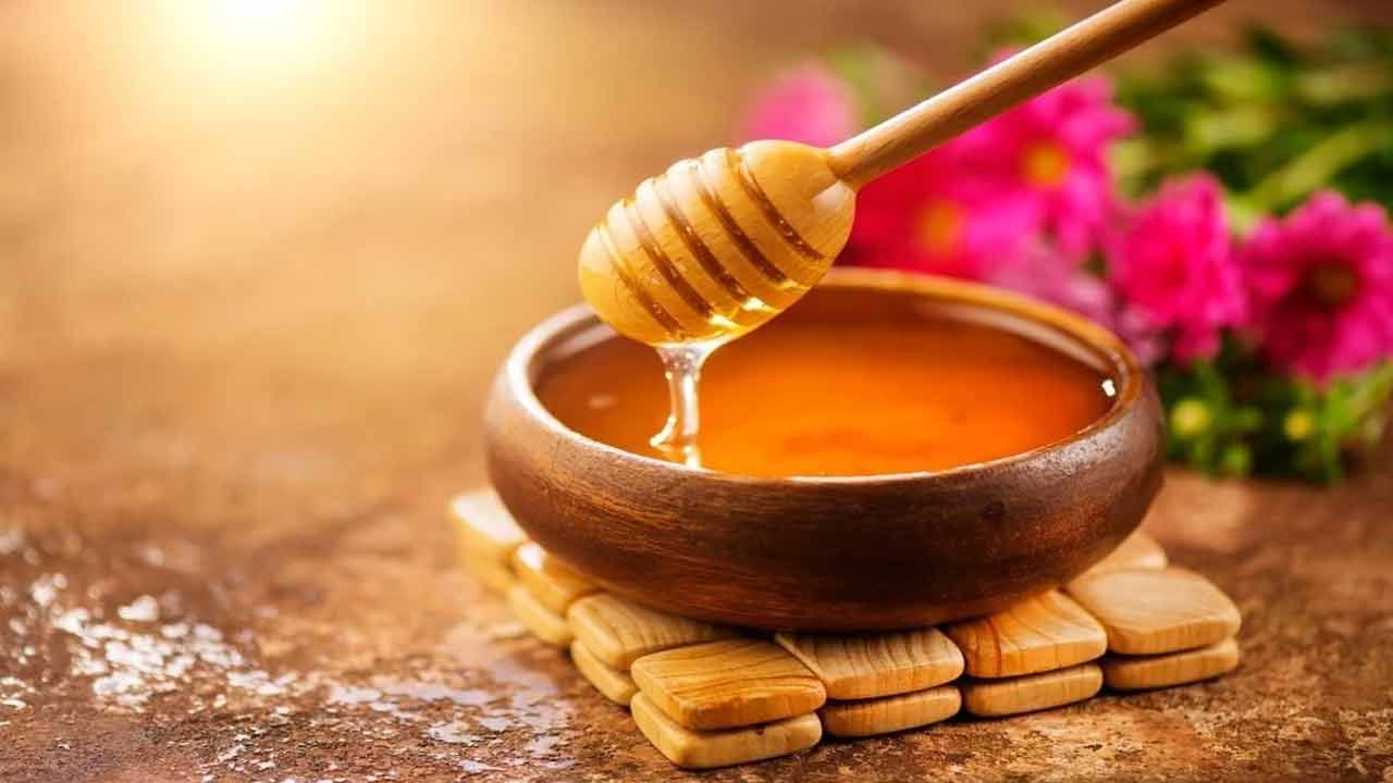 తేనెలో యాంటీ ఇన్ఫ్లమేటరీ లక్షణాలు పుష్కలంగా ఉన్నాయి. దగ్గుతో ఇబ్బంది పడుతున్న వారికి తేనె తినిపిస్తే ఉపశమనం లభిస్తుంది. తేనెలో యాంటీ-ఆక్సిడెంట్, యాంటీ బాక్టీరియల్ లక్షణాలు కనిపిస్తాయి. ఇది రోగనిరోధక శక్తిని బలోపేతం చేయడంలో సహాయపడుతుంది.