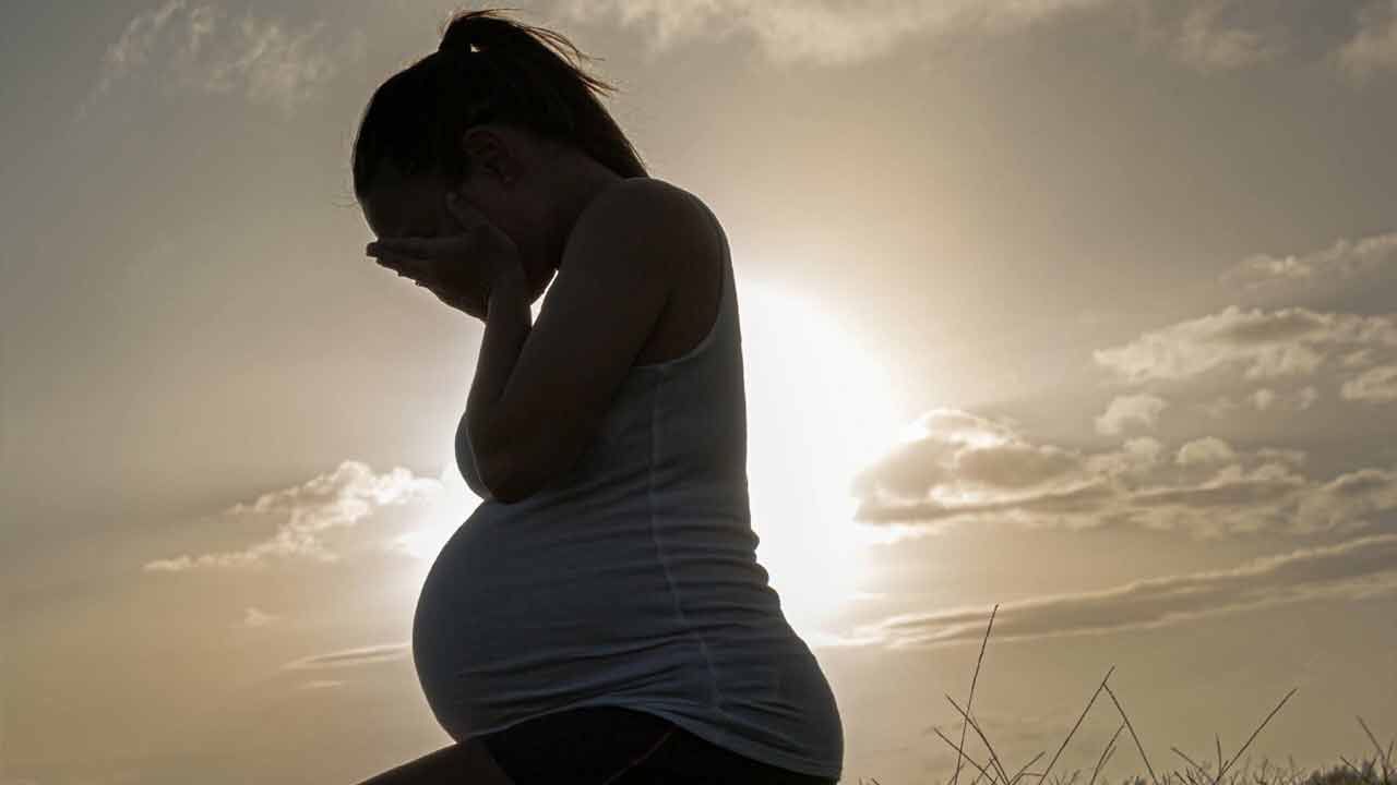 Hyderabad: కొండాపూర్‌లో నడిరోడ్డుపై దారుణం.. గ‌ర్భిణిని బండరాయితో కొట్టి చంపేందుకు యత్నించిన భర్త!