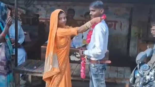 Viral Video: ఇద్దరు పిల్లలు పుట్టినంక ప్రియుడితో భార్య యవ్వారం... భర్త ఏం చేశాడంటే..