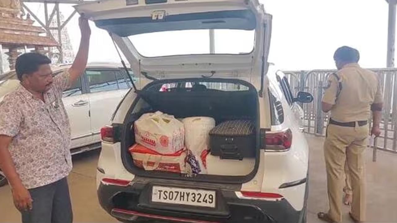 దుర్గగుడికి వెళ్లి వచ్చేసరికి ఊహించని షాక్.. కారులో పెట్టిన నగలు మాయం.. ఏం జరిగిందంటే.?