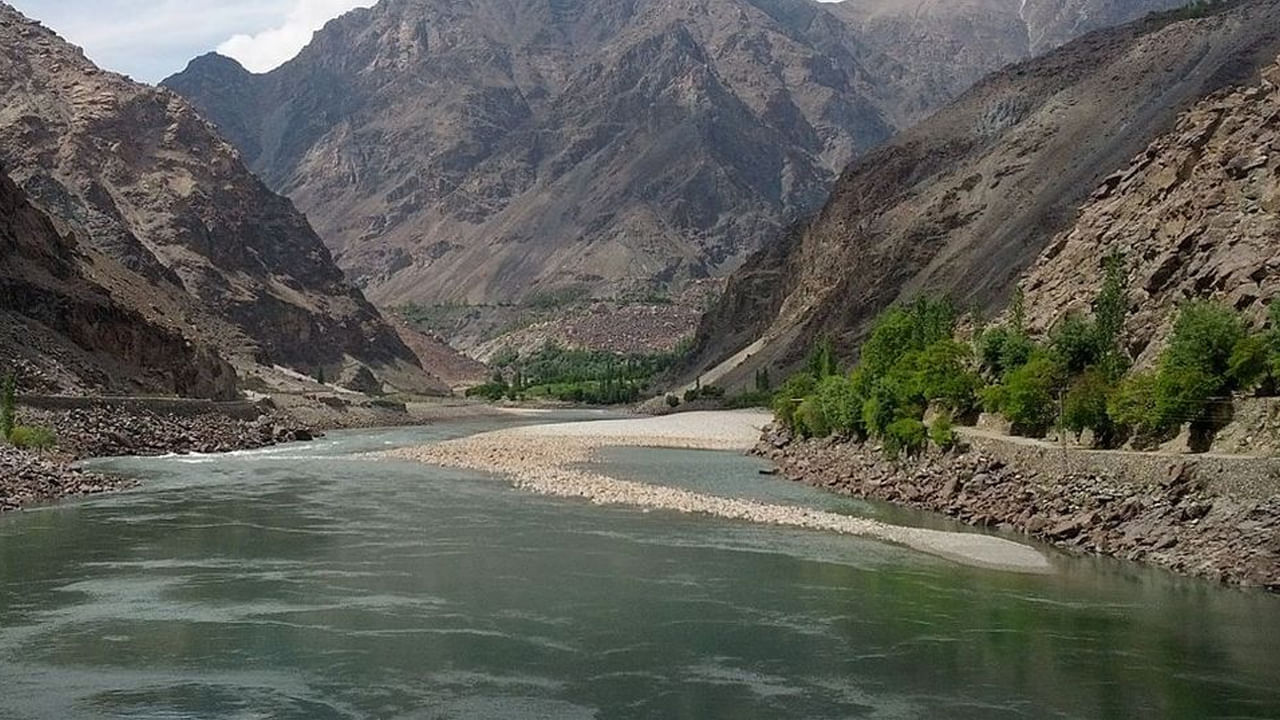 సింధు నది టిబెట్ (చైనా) నుండి ప్రారంభమై భారతదేశంలోకి ప్రవేశిస్తుంది. ఆ తరువాత పాకిస్తాన్ ఆక్రమిత కాశ్మీర్ ద్వారా పాకిస్తాన్‌లోకి ప్రవేశిస్తుంది. సింధు నది అతిపెద్ద భాగం ఇక్కడ ఉంది. దీని బేసిన్ ప్రాంతం దాదాపు 1.16 మిలియన్ చదరపు కిలోమీటర్లు ఉంటుంది.