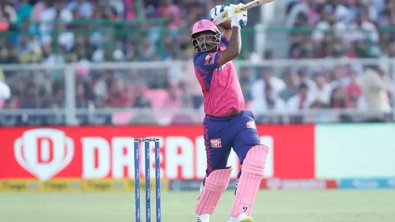 చెన్నై సూపర్ కింగ్స్తో జరిగిన మ్యాచ్లో శాంసన్ ఐపీఎల్లో 4500 పరుగులు పూర్తి చేశాడు. దీంతో ఐపీఎల్లో 14వ ఆటగాడిగా నిలిచాడు. శాంసన్ 2013లో ఐపీఎల్లోకి అరంగేట్రం చేశాడు. ఇప్పటివరకు అతను 171 మ్యాచ్లు ఆడాడు. రాజస్థాన్ రాయల్స్ గురించి చెప్పాలంటే, రాయల్స్ అద్భుతమైన ఇన్నింగ్స్ ఆడింది. ఆ జట్టు మొదటి రెండు మ్యాచ్ల్లో ఓడిపోయి, ఆ తర్వాత చెన్నై సూపర్ కింగ్స్పై గెలిచింది. శాంసన్ కెప్టెన్గా ఆడితే జట్టు వ్యూహంలో ఖచ్చితంగా తేడా ఉంటుందని అంతా భావిస్తున్నారు.