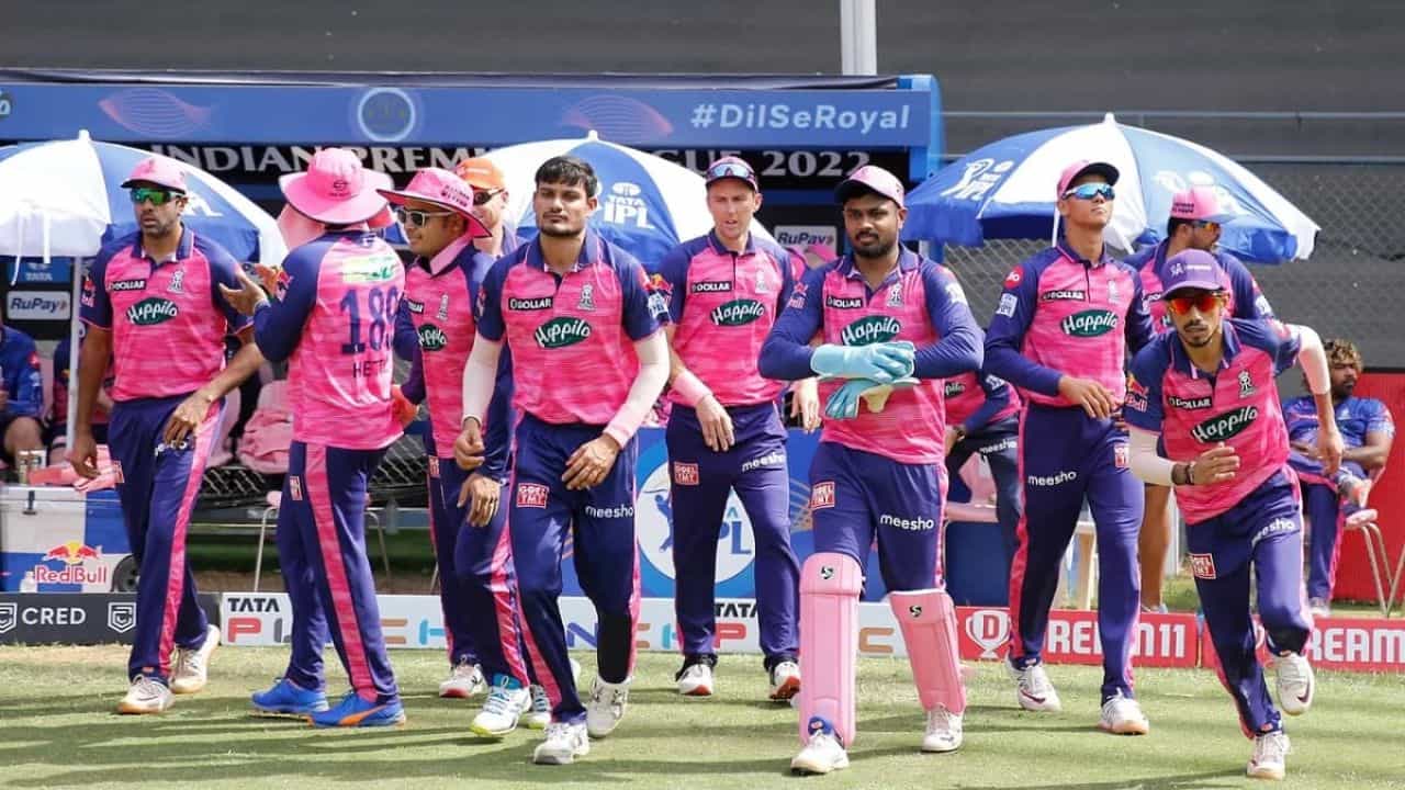 Rajasthan Royals Sanju Samson: రాజస్థాన్ రాయల్స్కు ఎట్టకేలకు ఓ శుభవార్త అందింది. ఐపీఎల్ (IPL) 2025 లో కెప్టెన్, వికెట్ కీపర్ గా బాధ్యతలు స్వీకరించేందుకు బీసీసీఐ సెంటర్ ఆఫ్ ఎక్సలెన్స్ సంజూ శాంసన్కు గ్రీన్ సిగ్నల్ ఇచ్చింది. శాంసన్ వేలికి గాయం, శస్త్రచికిత్స నుంచి కోలుకుంటున్న తర్వాత ఈ నిర్ణయం వచ్చింది.