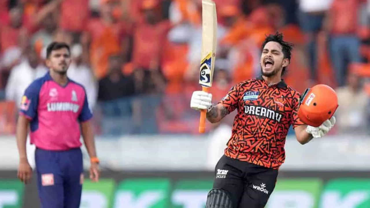 భారత క్రికెట్ జట్టు వికెట్ కీపర్ కం బ్యాట్స్మన్ ఇషాన్ కిషన్ ప్రస్తుతం ఐపీఎల్ 2025లో సన్రైజర్స్ హైదరాబాద్ తరపున ఆడుతున్నాడు. ఇషాన్ తన పేలవమైన ఫామ్ కారణంగా వార్తల్లో నిలుస్తున్నాడు. సెంచరీ చేసిన తర్వాత, ఇషాన్ కిషన్ బ్యాట్ పూర్తిగా నిశ్శబ్దంగా మారింది. దీంతో ఇషాన్ చాలా ట్రోలింగ్ ఎదుర్కోవలసి వచ్చింది. కానీ, ఈసారి టోర్నమెంట్ సమయంలో, ఇషాన్ కిషన్ కొత్త ప్రేమికురాలు వెలుగులోకి వచ్చింది. తన ప్రేయసి అదితిని విడిచిపెట్టి, ఇప్పుడు కొత్త అందాల సుందరితో రిలేషన్షిప్ ప్రారంభించాడని వార్తలు వినిపిస్తున్నాయి.