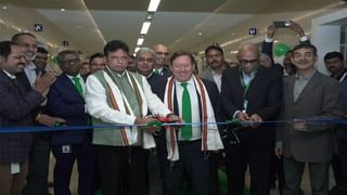 Hyderabad: టోల్ టాక్స్ కట్టమన్నందుకు సిబ్బందికి చుక్కలు చూపించిన సర్కార్ ఉద్యోగి..!