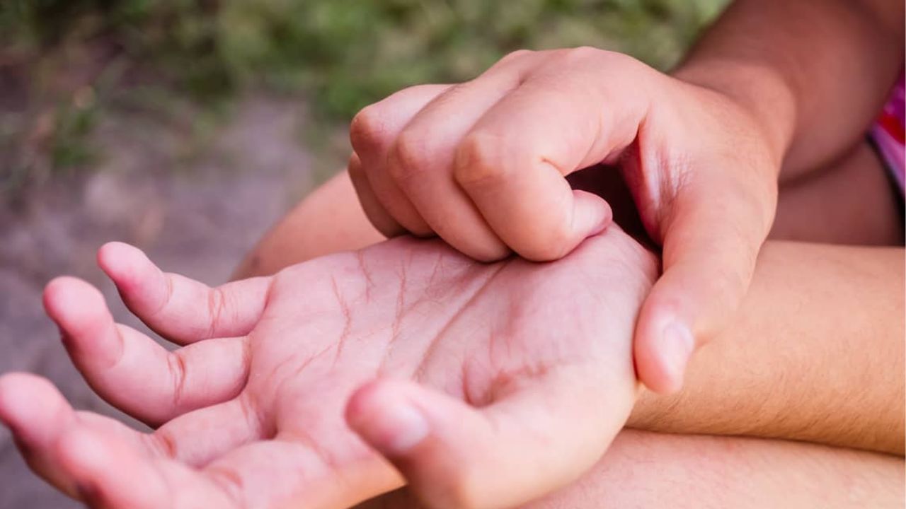 మీ అరచేతులు దురద పెడుతున్నాయా..? డబ్బులొస్తాయని సంబరపడకండి..!