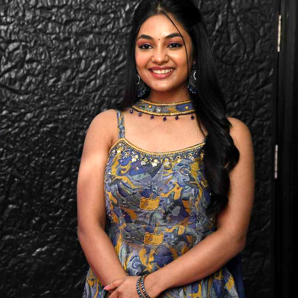 ఇక ఇప్పుడు సింగిల్ అనే సినిమాలో నటిస్తుంది. త్వరలోనే ఈ సినిమా ప్రేక్షకుల ముందుకు రానుంది. ఇవానా సోషల్ మీడియాలో యాక్టివ్‌గా ఉంటూ తన ఫోటోలు, అప్‌డేట్‌లను అభిమానులతో పంచుకుంటుంది.  