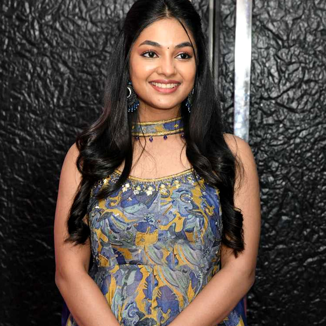 ఇవానా..  అసలు పేరు అలీనా షాజీ, ఈ ముద్దుగుమ్మ తన నటనతో ప్రేక్షకులను విశేషంగా ఆకట్టుకుంది. 2000 ఫిబ్రవరి 25న కేరళలోని చంగనాచెరిలో ముస్లిం కుటుంబంలో జన్మించింది. తిరువనంతపురంలోని కేరళ యూనివర్సిటీ నుంచి బి.కామ్ పట్టా పొందింది. ప్రధానంగా మలయాళం, తమిళ సినిమాల్లో నటిస్తుంది ఈ బ్యూటీ. 