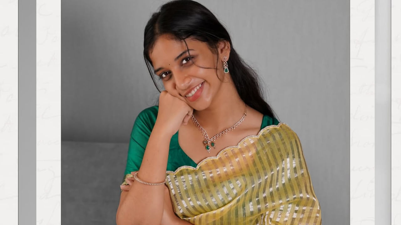 ముఖ్యంగా శ్రీదేవి మొదటి సినిమాతోనే మంచి ఫేమ్ సంపాదించుకోవడమే కాకుండా, యూత్ ను తనవైపుకు లాక్కుంది. దీంతో నెట్టింట ఈ బ్యూటీ తెగ ట్రెండ్ అవుతోంది.