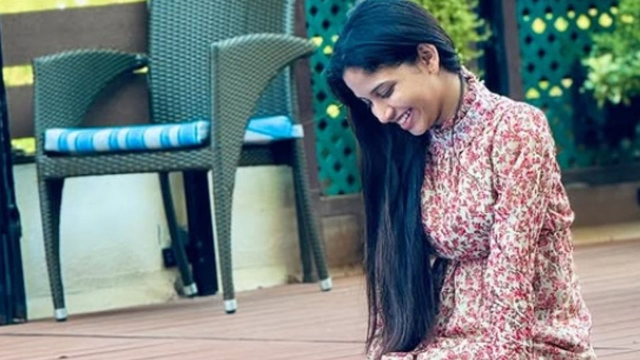 జాబిలి పాత్రలో ఈమెను తప్ప మరొకరిని ఊహించుకోలేమేమో అనే విధంగా నటించి మంచి ఫేమ్ సంపాదించుకున్న ఈ చిన్నది తాజాగా చీరలో తన అందాలతో ఆకట్టుకుంటుంది. లేత పసుపు రంగు చీరలో తన అందాలతో మాయచేస్తుంది.