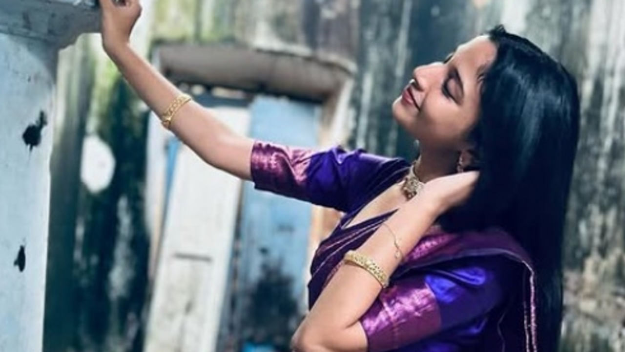 ప్రస్తుతం దీనికి సంబంధించిన ఫొటోలు నెట్టింట్లో తెగ వైరల్ అవుతున్నాయి. అచ్చం జాబిలిలానే ఉన్నావంటూ కామెంట్స్ చేస్తున్నారు నెటిజన్స్.