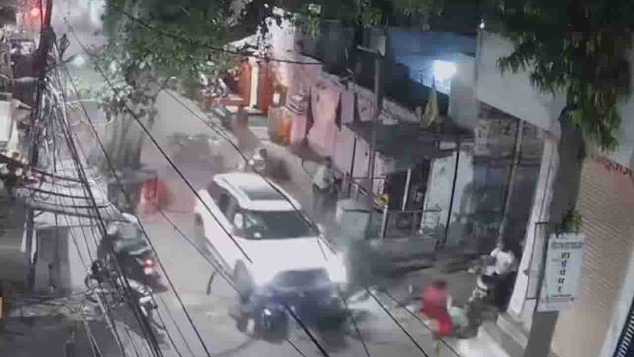 Watch: రాత్రి వేళ కారు భీభత్సం..సీసీ కెమెరాలో రికార్డైన షాకింగ్‌ దృశ్యాలు చూస్తే..