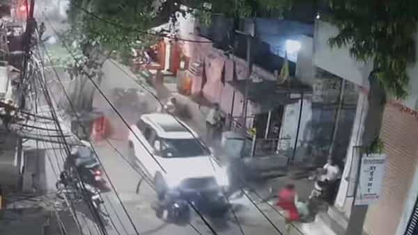Watch: రాత్రి వేళ కారు భీభత్సం..సీసీ కెమెరాలో రికార్డైన షాకింగ్ దృశ్యాలు చూస్తే..