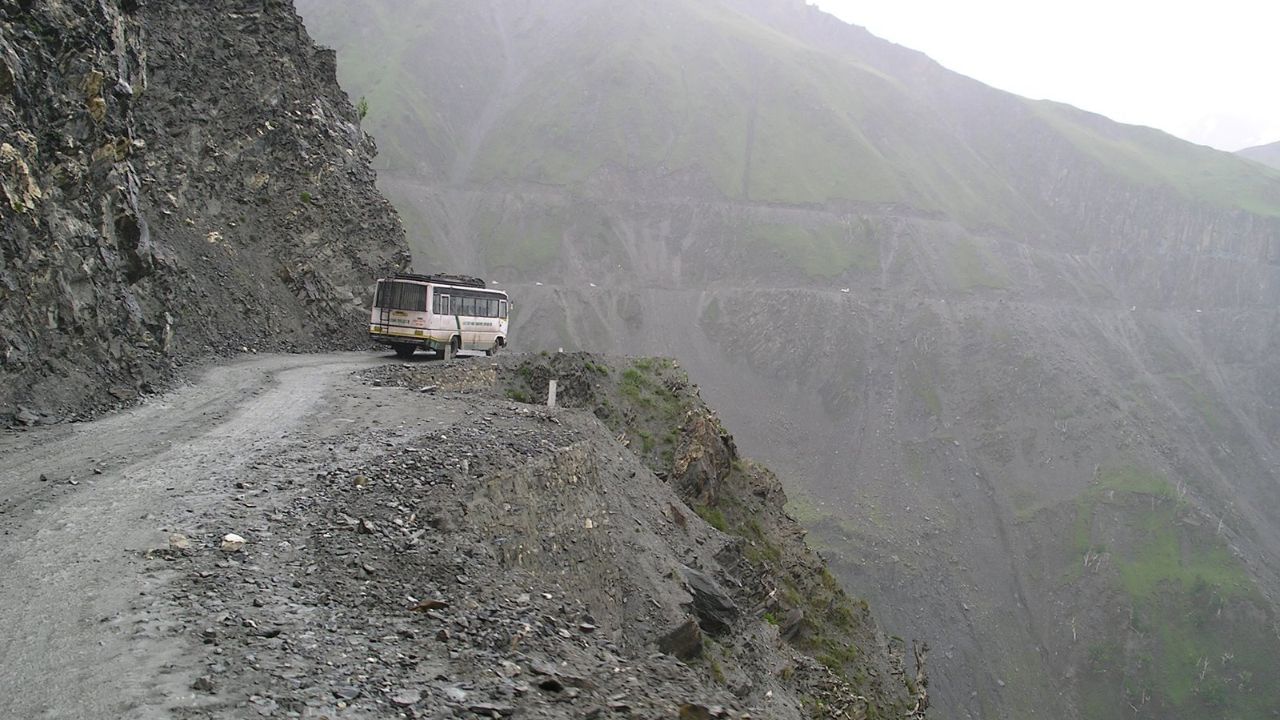 జోజిలా (Jammu and Kashmir Zoji La).. శ్రీనగర్-లేహ్ హైవేలోని జోజిలా 3,528 మీటర్ల (11,575 అడుగులు) ఎత్తులో ఉంది. ఈ మార్గం కొండచరియలు విరిగిపడే ప్రమాదం ఉన్నదిగా గుర్తించబడింది. శీతాకాలంలో రహదారులు పూర్తిగా మంచుతో కప్పబడి ఉండి ట్రాఫిక్‌ను నిలిపేస్తుంది. ఈ పరిస్థితులు ప్రయాణాన్ని మరింత ప్రమాదకరంగా చేస్తుంది.