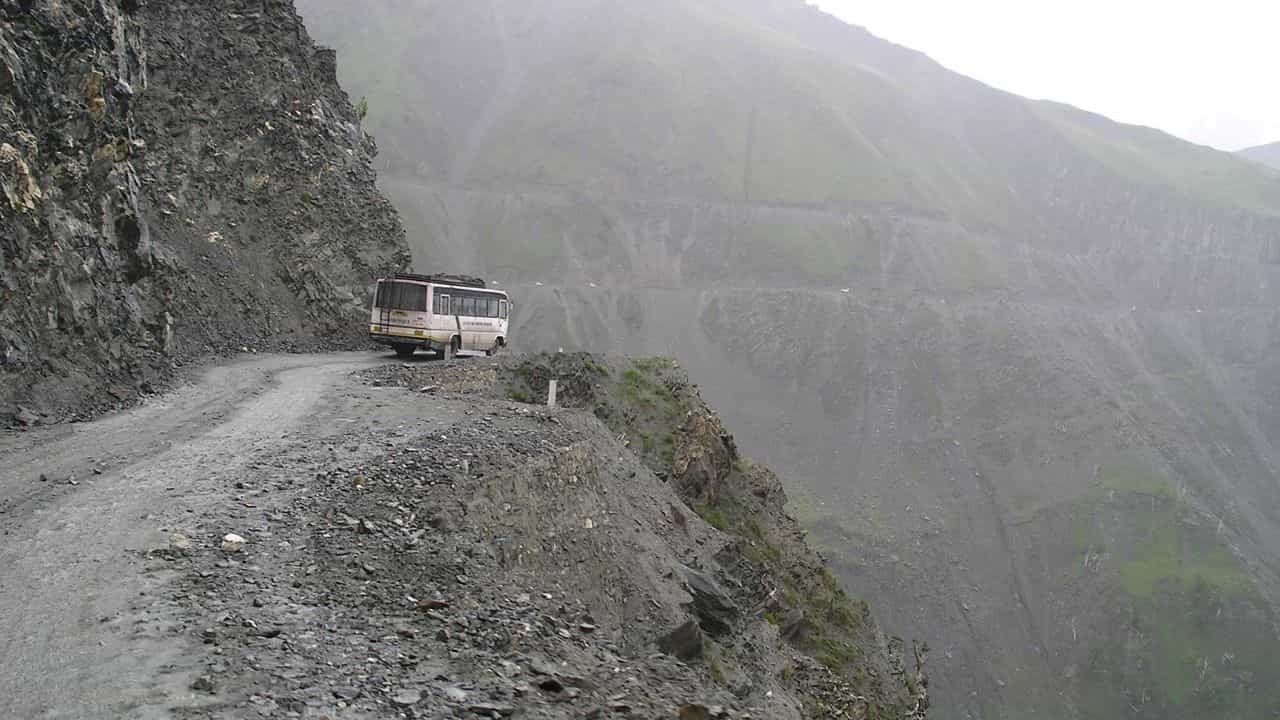 జోజిలా (Jammu and Kashmir Zoji La).. శ్రీనగర్-లేహ్ హైవేలోని జోజిలా 3,528 మీటర్ల (11,575 అడుగులు) ఎత్తులో ఉంది. ఈ మార్గం కొండచరియలు విరిగిపడే ప్రమాదం ఉన్నదిగా గుర్తించబడింది. శీతాకాలంలో రహదారులు పూర్తిగా మంచుతో కప్పబడి ఉండి ట్రాఫిక్ను నిలిపేస్తుంది. ఈ పరిస్థితులు ప్రయాణాన్ని మరింత ప్రమాదకరంగా చేస్తుంది.