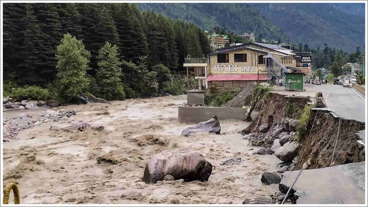 Jammu Floods: జమ్మూ కాశ్మీర్‌లో ఆకస్మిక వరదలు.. విరిగిపడిన కొండచరియలు.. ముగ్గురు మృతి.. ఇళ్లు, రోడ్లు ధ్వంసం