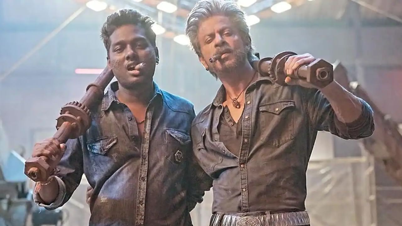 అట్లీ కూడా ఇదే ఫార్ములా ఫాలో అవుతున్నారు. తనకు సౌత్లో బాగా కలిసొచ్చిన ఫాదర్ సెంటిమెంట్తోనే నార్త్ మూవీ చేశారు. తెరి, మెర్సల్ సినిమాల్లో ఫాదర్ సెంటిమెంట్ బాగా వర్క్ అవుట్ అయ్యింది. అందుకే జవాన్లోనూ అదే లైన్ తీసుకున్నారు అట్లీ. ఈ ఫార్ములా ఏకంగా వెయ్యి కోట్ల వసూళ్లు సాధించి పెట్టింది.
