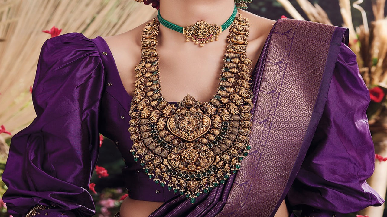 
మహిళలు ఆభరణాలు ధరించడం వల్ల జ్యోతిషపరంగానే కాదు  శాస్త్రీయంగా ప్రయోజనాలు ఉన్నాయి. ఆభరణాలు ధరించడం ద్వారా మహిళల ఆరోగ్యం చాలా మెరుగుపడుతుంది. స్త్రీలు స్వభావరీత్యా భావోద్వేగానికి లోనవుతారు. పురుషులతో పోలిస్తే వీరి శరీరంలో అనేక దశలు వారి జీవితంలో హార్మోన్ల స్రావం ఎక్కువగా ఉంటాయి. ఈ విషయాలన్నింటినీ దృష్టిలో ఉంచుకుని ఆభరణాలన ధరించడం ద్వారా ఆ హార్మోన్లను సమతుల్యం చేయడానికి ఒక సాంకేతికతను అభివృద్ధి చేశారు.