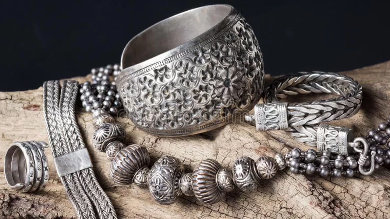 ప్రతి లోహం దాని సొంత ప్రభావాన్ని కలిగి ఉంటుంది. బంగారాన్ని వేడి లోహంగా, వెండిని చల్లని లోహంగా పరిగణిస్తారు. దీన్ని దృష్టిలో ఉంచుకుని శరీరంలోని ఏ భాగంలో ఏ లోహపు ఆభరణాలను ధరించాలో ప్రాచీన ఋషులు చెప్పి.. సమతుల్యం చేస్తూ మహిళలకు ఆభరణాల రూపంలో ఆరోగ్యాన్ని వరంగా ఇచ్చారు. బంగారు ఆభరణాలు శరీరంలో వేడి ప్రభావాన్ని, వెండి ఆభరణాలు చల్లని ప్రభావాన్ని సృష్టిస్తాయి. అందుకే నడుము పై భాగంలో బంగారు ఆభరణాలను ..నడుము క్రింద వెండి ఆభరణాలను ధరించాలని సూచించారు. 
