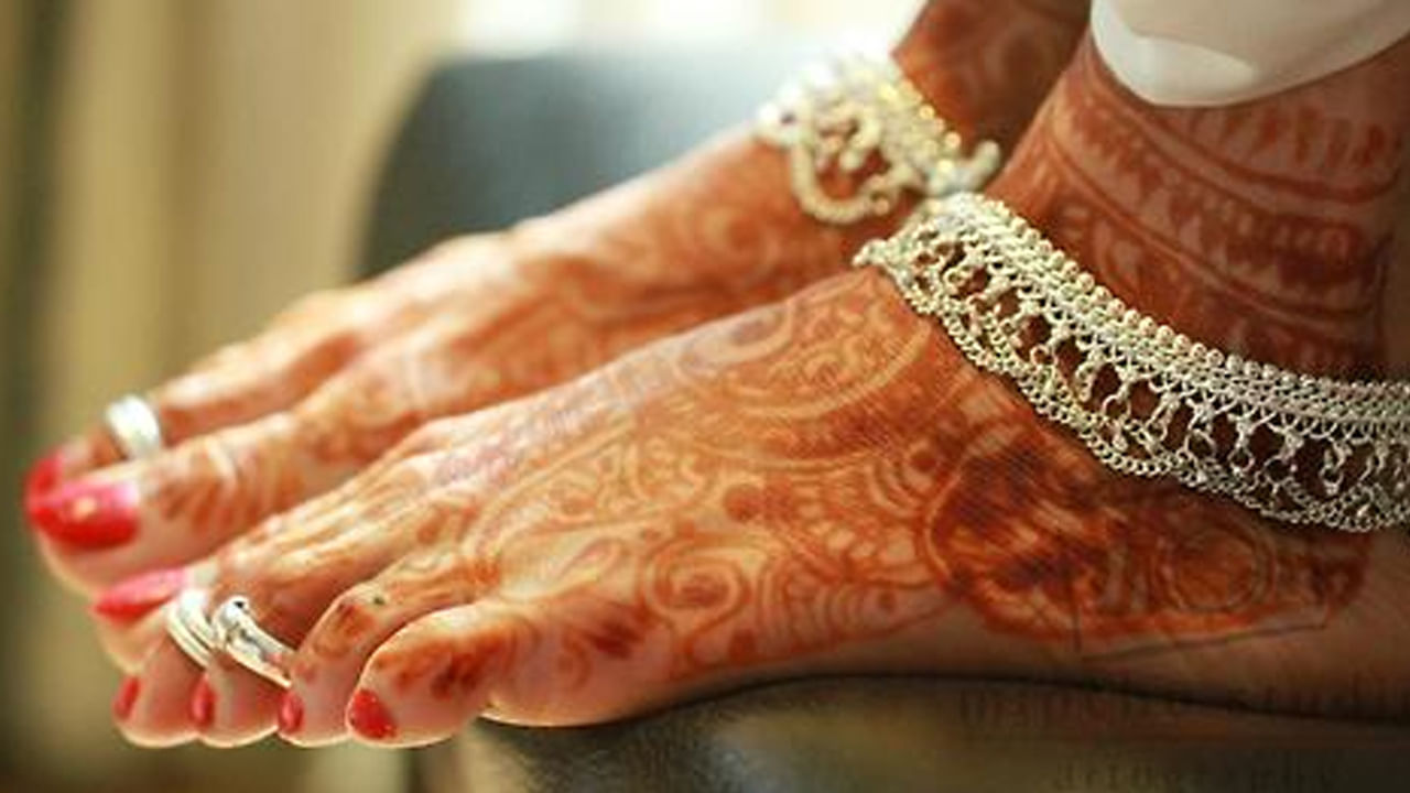 కాలి పట్టీలు: కాలికి ధరించే పట్టీలను ఎప్పుడూ వెండితో చేసినవి ధరిస్తారు. పాదాల చీల మండల వద్ద ధరించే ఈ పట్టీల వలన చీలమండలు శరీరంలోని శక్తిని ఆదా చేస్తాయి. స్త్రీలలో కొవ్వు పెరగకుండా నిరోధిస్తాయి. శరీరంలో వేడి పెరగడానికి అనుమతించవు. చీలమండ ప్రతికూలతను తొలగిస్తుంది. ఎముకలను బలపరుస్తుంది.
