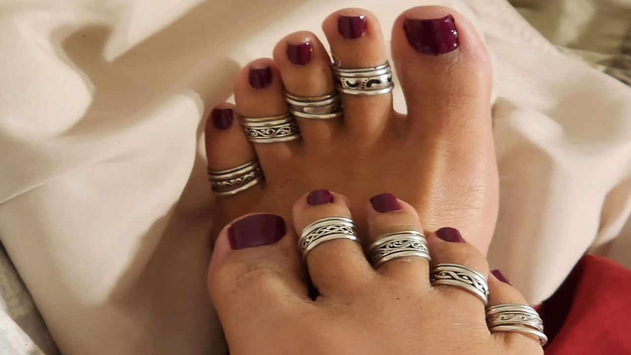 కాలి మెట్టెలతో ప్రయోజనాలు: వివాహిత స్త్రీలు వైవాహిక ఆనందానికి చిహ్నంగా తమ కాలి బొటన వేలుకి పక్కన ఉన్న వెలికి మెట్టెలు ధరిస్తారు. ఇలా కాలికి మెట్టెలు ధరించడం వల్ల స్త్రీల హార్మోన్లు సమతుల్యంగా ఉంటాయి. కాలి మెట్టెలను ధరించడం వల్ల స్త్రీల గర్భాశయం ఆరోగ్యంగా ఉంటుంది. గర్భం దాల్చే సామర్థ్యం పెరుగుతుంది. థైరాయిడ్ సమతుల్యంగా ఉంటుంది.
