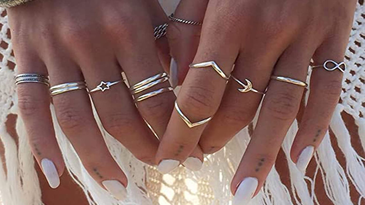 వేళ్ళకు ఉంగరాలు: మహిళలు ఉంగరాలు ధరించడం వల్ల అనేక ప్రయోజనాలు ఉన్నాయి., వివిధ లోహాలు, రత్నాలతో చేసిన ఉంగరాలు వేర్వేరు ప్రయోజనాలను అందిస్తాయి. ఈ ఉంగరం నరాలను నియంత్రిస్తుంది. ఇది ఒత్తిడిని తగ్గించడంలో సహాయపడటమే కాదు అనేక ఆరోగ్య ప్రయోజనాలను అందిస్తుంది. గ్రహాల స్థానాన్ని మెరుగుపరుస్తుంది.
