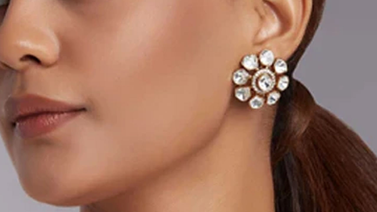 చెవిపోగుల ప్రయోజనాలు:  భారతీయ సంస్కృతిలో చెవులు కుట్టించుకోవడాన్ని ఒక ఆచారంగా భావిస్తారు. ఇది బుద్ధిని , ఆలోచనలను శుద్ధి చేస్తుందని అంటారు. చెవి సంబంధిత వ్యాధులు రావు.
