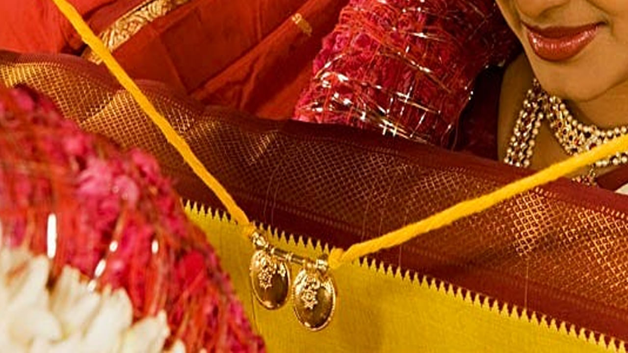 
మంగళ సూత్రం ప్రయోజనాలు: వైవాహిక ఆనందానికి చిహ్నంగా మహిళలు మంగళసూత్రాన్ని ధరిస్తారు. దీన్ని ధరించడం వల్ల మహిళలకు సానుకూల శక్తి వస్తుందని, శరీరంలో రక్త ప్రసరణను నియంత్రిస్తుందని చెబుతారు.