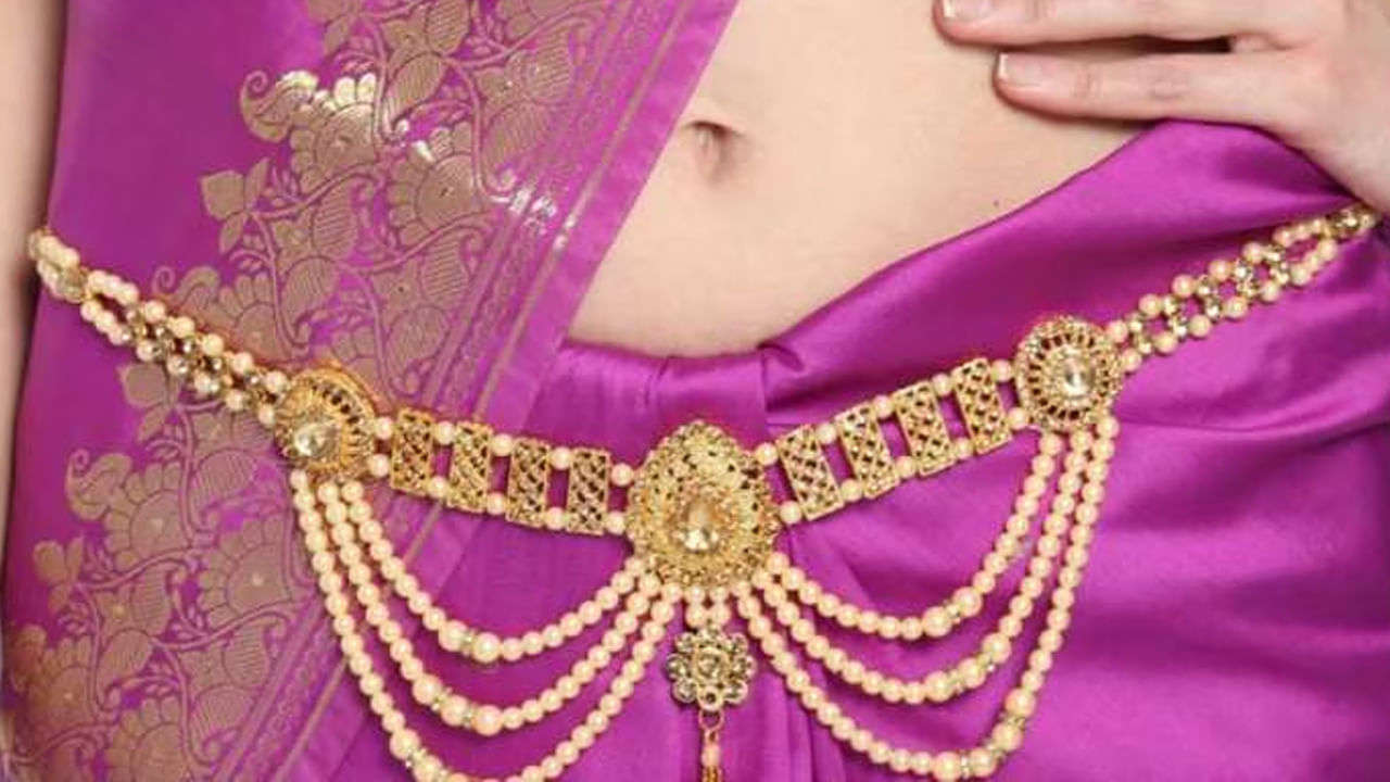 వడ్డాణం ప్రయోజనాలు: నముడుకి వడ్డాణం ధరించడం మూలాధార చక్రంపై ప్రభావం చూపుతుంది. నడుము క్రింద ఉన్న అవయవాలను ఆరోగ్యంగా ఉంచుతుంది. దీనివల్ల మూత్రపిండాలు . మూత్రాశయ వ్యాధులు వచ్చే అవకాశాలు తగ్గుతాయి.
