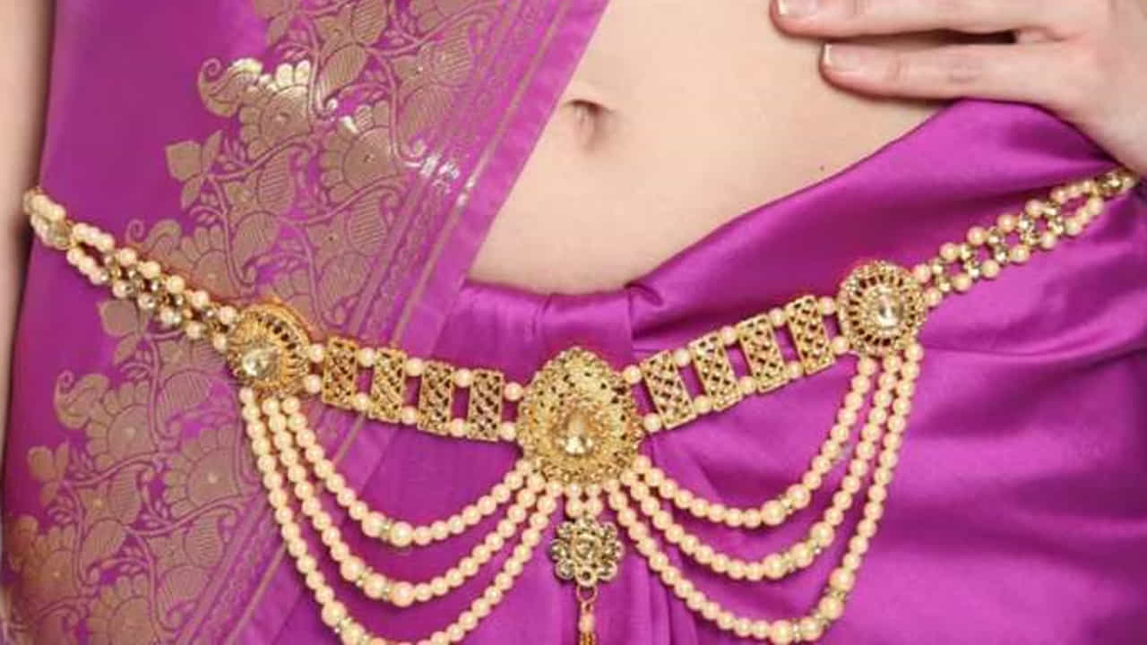 వడ్డాణం ప్రయోజనాలు: నముడుకి వడ్డాణం ధరించడం మూలాధార చక్రంపై ప్రభావం చూపుతుంది. నడుము క్రింద ఉన్న అవయవాలను ఆరోగ్యంగా ఉంచుతుంది. దీనివల్ల మూత్రపిండాలు . మూత్రాశయ వ్యాధులు వచ్చే అవకాశాలు తగ్గుతాయి.