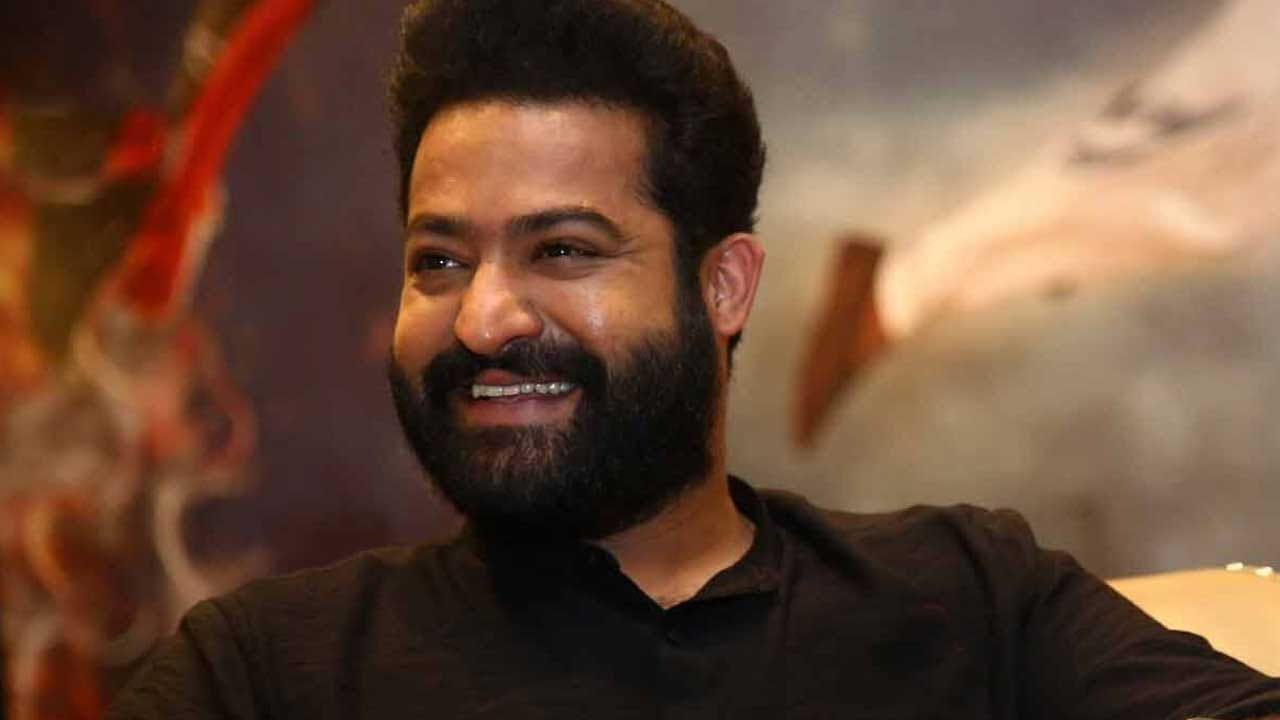 ఈ బ్యూటీ స్క్రీన్ పై నటించింది తక్కువ టైమే అయినా, ఆమెకు ఫ్యాన్స్ మాత్రం విపరీతంగా ఉంటారు. చాలా మంది ఈ నటి ఇష్టపడుతారు. ఈ క్రమంలోనే యంగ్ టైగర్ ఎన్టీఆర్ కు కూడా ఈ ముద్దుగుమ్మ అంటే ఇష్టం అంట.