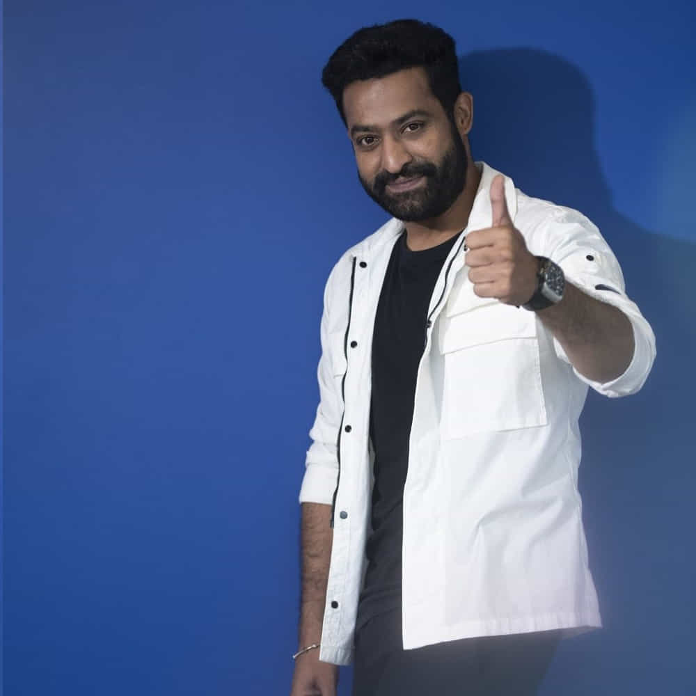వార్2 అలా కంప్లీట్ కాగానే, నీల్ సెట్స్ లో వాలిపోయారు తారక్. అత్యంత భారీగా ఎన్టీఆర్ మూవీని ప్లాన్ చేశారు నీల్. నెవర్ బిఫోర్ అన్నట్టు ఉంటుందట. ఓ వైపు నీల్ సినిమా చేస్తూనే మరోవైపు కొరటాలతో టచ్లో ఉన్నారు యంగ్ టైగర్.