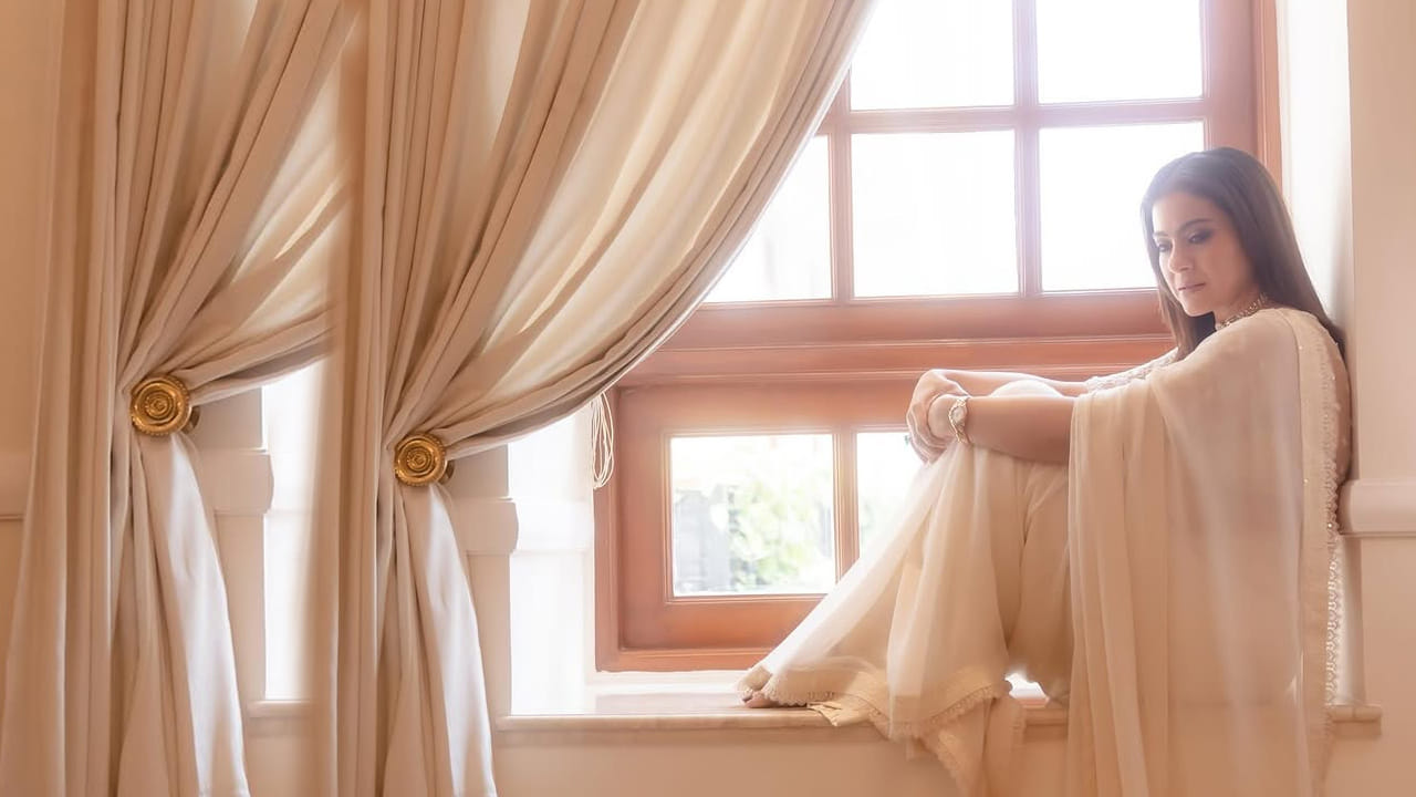 బాలీవుడ్ ముద్దుగుమ్మ కాజోల్ గురించి ఎంత చెప్పినా తక్కువే. ఈ అమ్మడు చాలా మంది ఫేవరెట్ హీరోయిన్.  బాలీవుడ్ లో వరసగా సినిమాలు చేస్తూ, తన అందంతో కుర్రకారును మాయ చేసింది ఈ నటి.