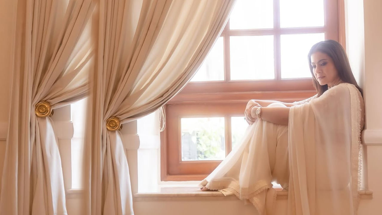 బాలీవుడ్ ముద్దుగుమ్మ కాజోల్ గురించి ఎంత చెప్పినా తక్కువే. ఈ అమ్మడు చాలా మంది ఫేవరెట్ హీరోయిన్.  బాలీవుడ్ లో వరసగా సినిమాలు చేస్తూ, తన అందంతో కుర్రకారును మాయ చేసింది ఈ నటి.