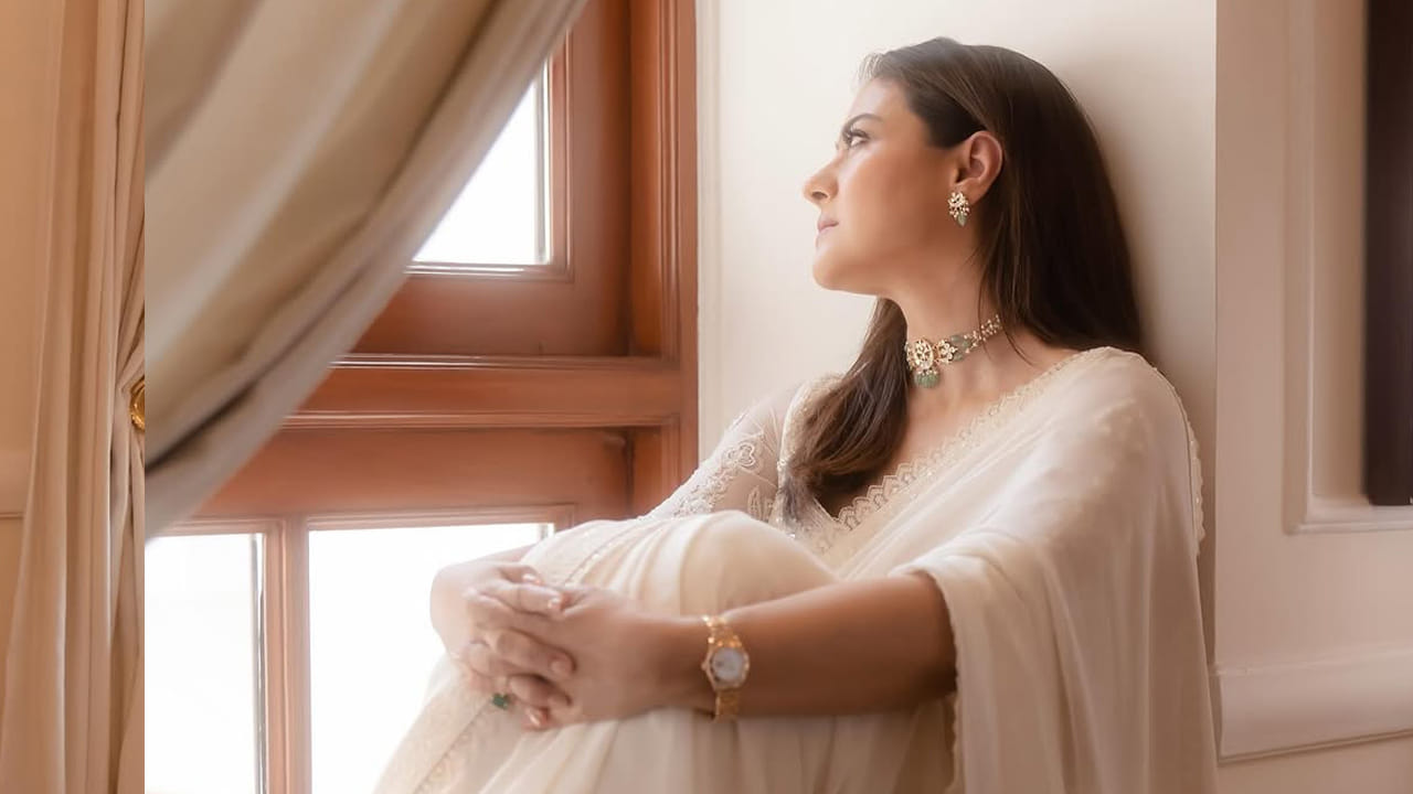 ముఖ్యంగా తన కళ్లతో యూత్ ను ఆకట్టుకొని బాలీవుడ్ ప్రేక్షకుల మనసు దోచుకుంది.  బాలీవుడ్, కోలీవుడ్, టాలీవుడ్ లో చాలా సినిమాల్లో నటించి మంచి ఫేమ్ సంపాదించుకుంది.