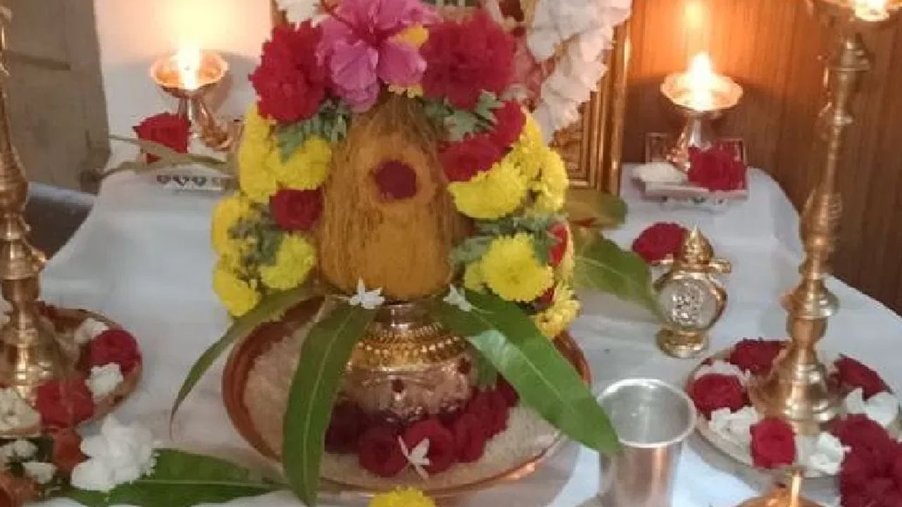 కలశం మీద కొబ్బరికాయ పెట్టడం వల్ల ప్రయోజనం ఏమిటి? పరమాత్ముడు కాంతి రూపంలో ఉన్నాడని నమ్మకం. కాంతి రూపంలో ఉన్న భగవంతుడిని కలశంలో ప్రార్థిస్తాము. ఆ కలశం కూడా దీపంలా కనిపిస్తుంది. కొబ్బరి గురించి ఎంత చెప్పినా తక్కువే. కొబ్బరి చెట్టులో పనికి రాని భాగం అంటూ ఏదీ లేదు. కొబ్బరి చెట్టుని కల్పవృక్షం అని అంటారు. అటువంటి పవిత్ర మైన కొబ్బరికాయలను దేవుడికి సమర్పించడం ద్వారా ఆశీర్వాదం పొందాలనే ఉద్దేశ్యంతో మనం పూజలో కొబ్బరికాయలను ఉపయోగిస్తాము.