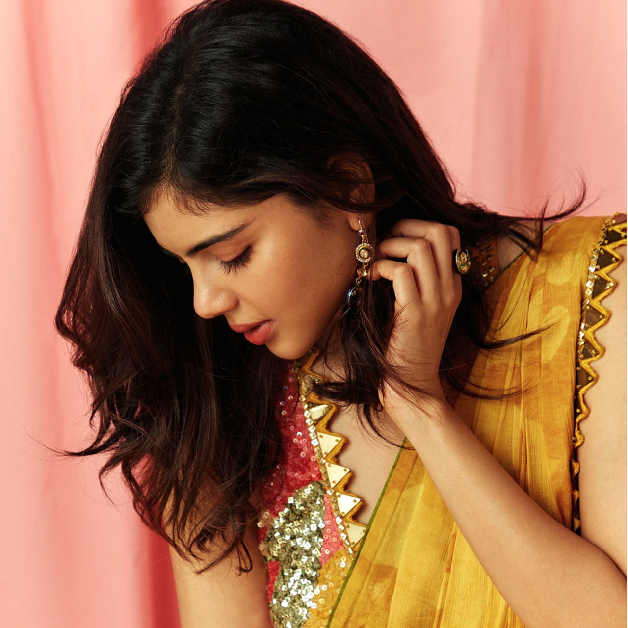 ఇప్పటికే చాలా మంది మలయాళ ముద్దుగుమ్మలు టాలీవుడ్ లో సినిమాలు చేసి రాణించారు. అలాంటి వారిలో కళ్యాణి ప్రియదర్శిని ఒకరు. ఈ చిన్నది తన అందంతో, నటనతో ఎంతో మంది అభిమానులను సొంతం చేసుకుంది. ఈ బ్యూటీ అందానికి ఫిదా కానీ కుర్రాడు ఉండడు. 