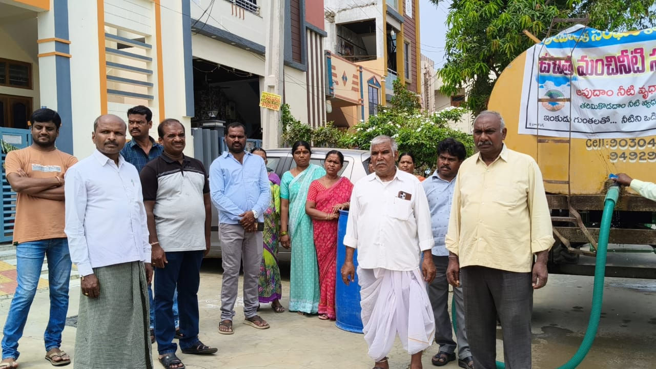 కామారెడ్డి పట్టణ గొంతు ఎండుతుంది.. తాగు నీటి ఎద్దడి తో పలు కాలనీలతో పాటు విలీన గ్రామాల ప్రజలు అల్లాడుతున్నారు.. ప్రతి ఏడు వేసవి కాలం వచ్చిందంటే చాలు తాగునీటి కష్టాలు మొదలు అవుతున్నాయి.. భూగర్భ జలాలు ఆడుగంటి బోర్లు ఎత్తిపోవటం, గోదావరి జలాలు అందక పోవటం తో ఇక్కడి ప్రజలు పానీ పట్టు యుద్ధం చేయాల్సి వస్తుంది.. అసలు కామారెడ్డి లో నీటి ఎద్దడికి కారణం ఏంటి.. అధికారులు ఎందుకు ప్రజల దాహార్తిని తీర్చలేక పోతున్నారు..