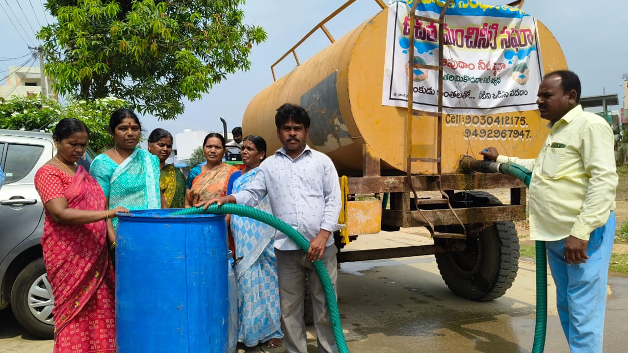 దిన దిన అభివృద్ధి చెందుతున్న పట్టణాల్లో కామారెడ్డి ఒకటి. పట్టణం శరవేగంగా విస్తరిస్తున్నప్పటికీ ఇక్కడి ప్రజల జీవన ప్రమాణాలు మెరుగుపడటం లేదు. ముఖ్యంగా వేసవి కాలం వచ్చిందంటే చాలు పట్టణం లోని కొన్ని ప్రాంతాల్లో తీవ్ర తాగునీటి ఎద్దడి ఏర్పడుతుంది. ఈ ఏడాది ముందుగానే నీటి సమస్య తీవ్రతరం అయింది. దాహార్తిని తీర్చేందుకు నీటి ట్యాంకర్ల పై ఆధార పడుతున్నారు.