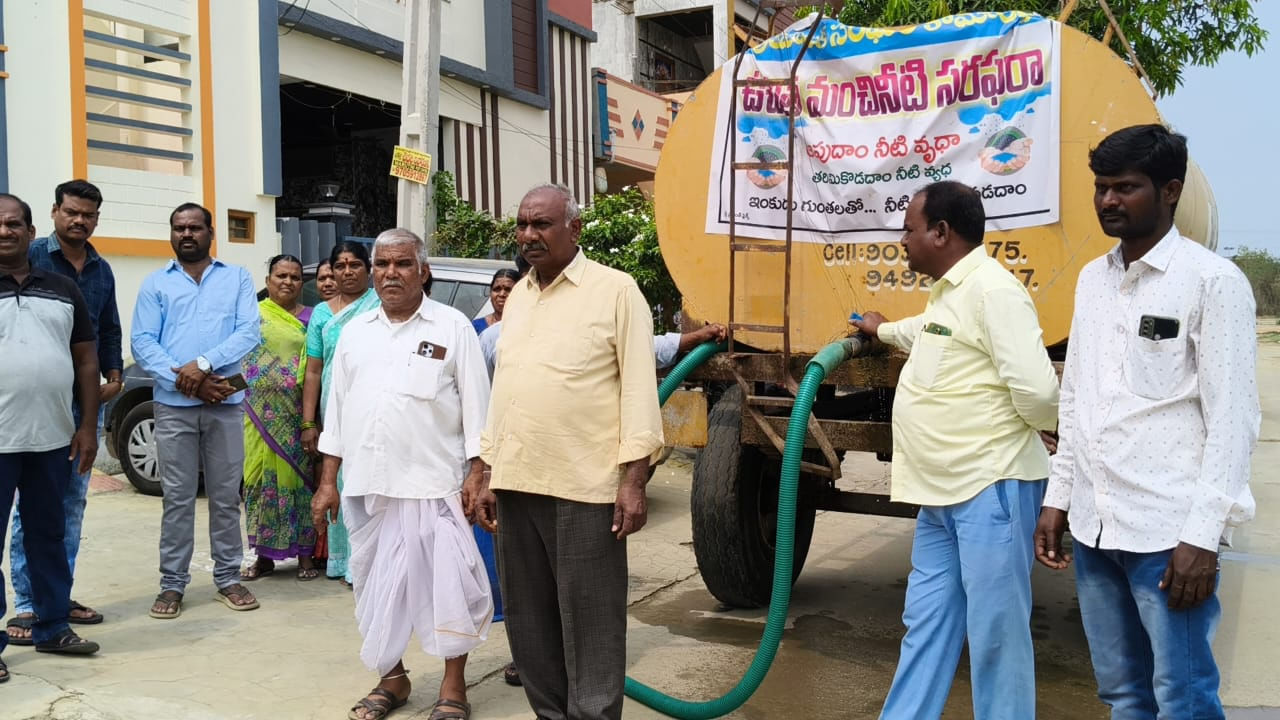 అందుకే ఇపుడు పట్టణంలో వాటర్ ట్యాంకర్ ల జాతర కనిపిస్తుంది. కామారెడ్డి పట్టణం లోని వినాయక్ నగర్, కాకతీయ నగర్, ఎన్జీవో కాలనీ, వివేకానంద కాలనీ, శ్రీనివాస్ నగర్ కాలనీ, ఇందిరా నగర్ కాలనీల తో పాటు విలీన ఏడు గ్రామాల్లో నీటి ఎద్దడి మొదలైంది. ఇపుడు ఈ ప్రాంతాల్లో ఏ ఇంటి ముందు చూసినా నీటి బ్యారెళ్లు దర్శనం ఇస్తున్నాయి.