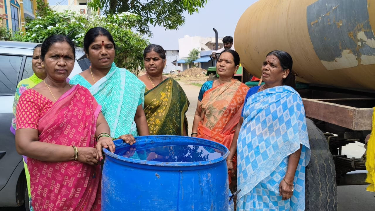 మున్సిపాలిటీ వారు వాటర్ ట్యాంకర్ల తో సరఫరా చేసే నీటిని పట్టుకునేందుకు వీటిని ఏర్పాటు చేసుకుంటున్నారు..పనులు మానుకుని ట్యాంకర్ల కోసం ఎదురు చూడటం ఇక్కడ సర్వదారణంగా మారింది..ట్యాంకర్ లు ఎప్పడు వస్తాయో తెలియవు,పైగా ట్యాంకర్ల వద్ద ఎగబడటం తో కాలనీ వాసుల మధ్య గొడవలు జరుగుతున్నాయి.