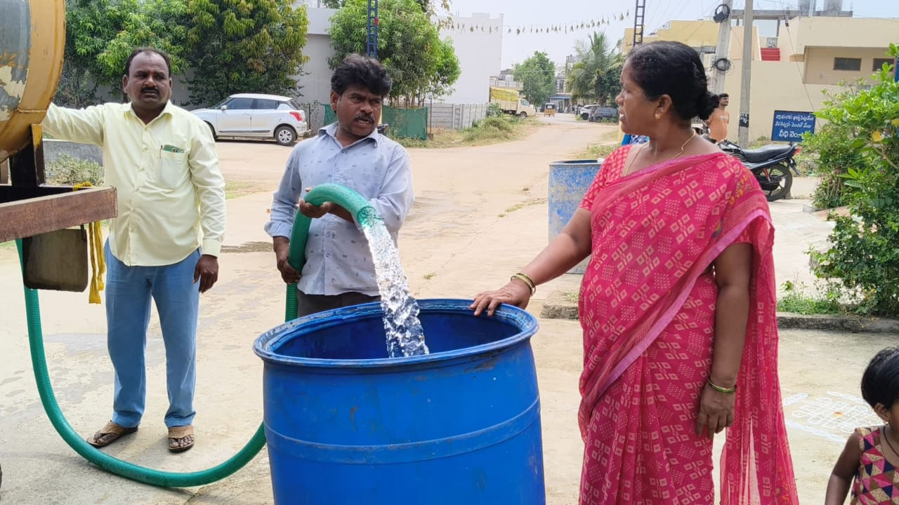 కొంత మంది స్వంతంగా బోర్లు వేసుకునే ప్రయత్నం చేసినా ప్రయోజనం లేకుండా పోతుంది 1500 ఫీట్ల మేర బోర్లు వేసినా చుక్క నీరు పడటం లేదని ఆవేదన వ్యక్తం చేస్తున్నారు..ఎండాకాలం వచ్చిందంటే చాలు నీటి సమస్య కామన్ గా మారిందని కానీ ఈసారి ముందస్తుగానే నీటి ఎద్దడి ఏర్పడింది అని చెప్తున్నారు. కామారెడ్డి పట్టనం లో ముప్పై వేల కు పైగా కుటుంబాలు ఉంటాయి..లక్షన్నర జనాభా ఉన్న కామారెడ్డి పట్టణానికి నిత్యం 18.23MLD నీరు అవసరం ఉండగా కేవలం 10.59 MLD నీరు మాత్రమే సరఫరా అవుతుంది. దీంతో కొన్ని కాలనీల్లో ప్రజలు దాహార్తి తో అలమటిస్తున్నారు. కామారెడ్డి ప్రజల తాగు నేటికి పెద్ద చెరువు ప్రధాన ఆధారం, కానీ చెరువు నుండి సరిపడా నీరు ఫిల్టర్ బెడ్ నుండి వాటర్ ట్యాంకులకు చేరటం లేదు.