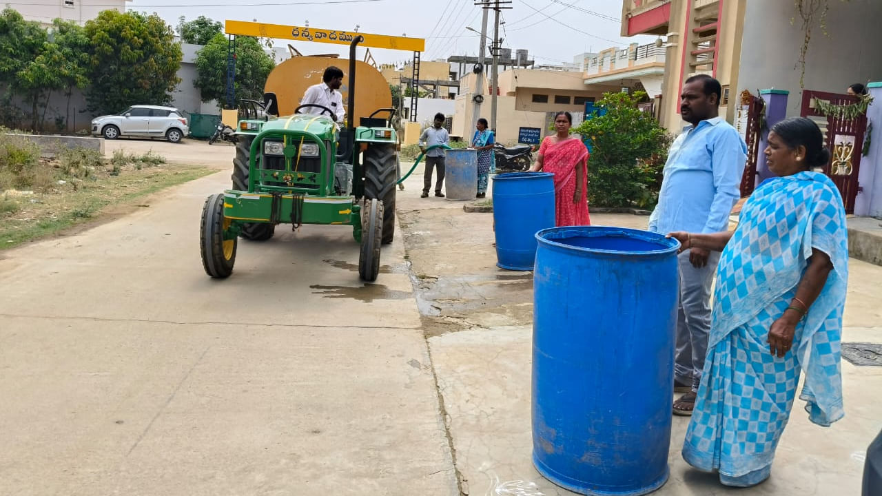 దీంతో వారానికి రెండు రోజులు మాత్రమే నల్లాల ద్వారా నీటిని సరఫరా చేస్తున్నారు. మిగితా లోటును పూరించేందుకు కామారెడ్డి బల్దియా అధికారులు ట్యాంకర్ ల పై ఆధార పడుతున్నారు. నిత్యం పది ట్యాంకర్ ల ద్వారా 50 నుండి 70 ట్రిప్పుల నీటిని సరఫరా చేస్తున్నారు. మున్సిపాలిటీ ఆధ్వర్యంలో ఏర్పాటు చేసిన బోర్ల ద్వారా నీటిని అందించే ప్రయత్నం చేస్తున్నారు అధికారులు. మున్సిపాలిటీ లో ఏర్పాటు చేసిన సేవ కేంద్రానికి సమాచారం ఇస్తే ట్యాంకర్ల ను పంపిస్తున్నారు. కానీ అవి కూడా సరిపోక ప్రజల గొంతెండుతోంది.