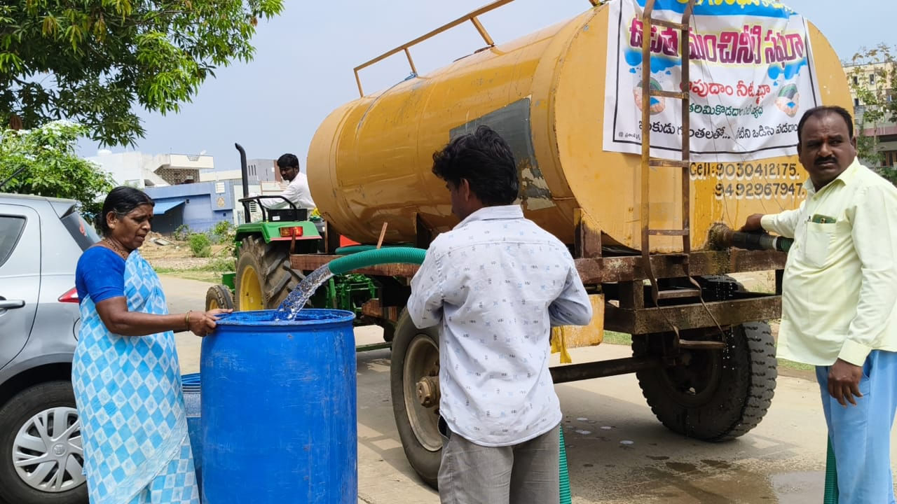 కామారెడ్డి పట్టణ ప్రజల దాహార్తిని తీర్చేందుకు అప్పటి కాంగ్రెస్ ప్రభుత్వం లో భారీ ప్రణాళికలు చేసింది..ఎస్సారెస్పీ నుండి గోదావరి జలాలను కామారెడ్డి కి తరలించి ప్రజల దాహార్తిని తీర్చేందుకు చర్యలు తీసుకుంది 110 కిలోమీటర్ల మేర పైపు లైన్ల తో పాటు భారీ పంపు హౌస్ ఏర్పాటు చేసింది. తరుచూ పైపు లైన్ల లికేజి ఏర్పడటం,మరమ్మతు పనుల్లో జాప్యం జరగటం కారణంగా నీటి ఎద్దడి ఏర్పడుతుంది. వేసవి ప్రారంభానికి ముందే మరమ్మతు పనులు పూర్తి చేయిస్తే నీటి సమస్య ఏర్పడదని పట్టణ ప్రజలు చెప్తున్నారు. అటు కేంద్రం మంజూరు చేసిన అమృత్ పథకం పనులు పూర్తి చేయిస్తే నీటి ఎద్దడి నివారించే అవకాశం ఉంది.