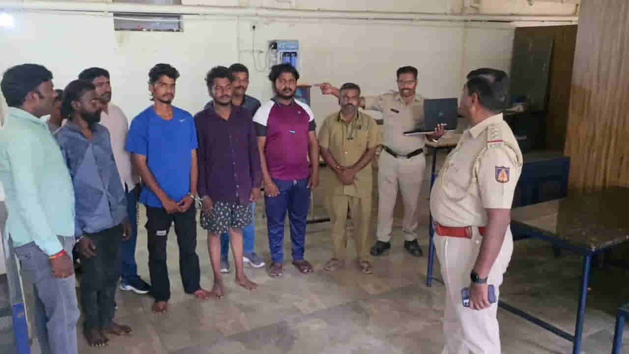 బార్లో తాగి గట్టిగా వాగుతుంటే.. మెల్లిగా మాట్లాడమన్న యువకుడు! ఇంటికొచ్చి భార్య ముందే..